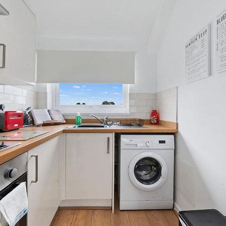 Village Cwtch Whitchurch 2 Bedroom Apartment Cardiff Bagian luar foto